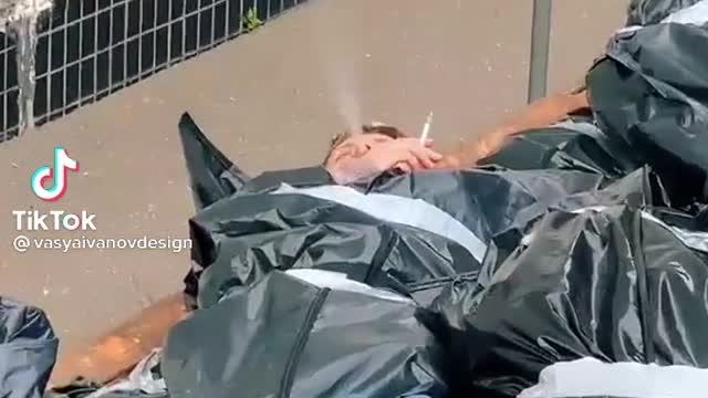 MORTI DI COVID CHE SI FUMANO L'ULTIMA SIGARETTA