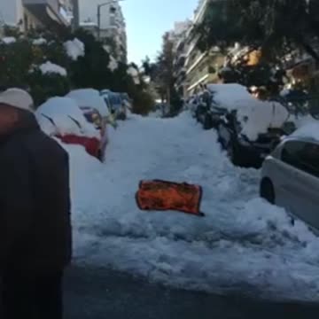 Σέρνουν τον νεκρό με κουβέρτα στα χιόνια ‼️‼️