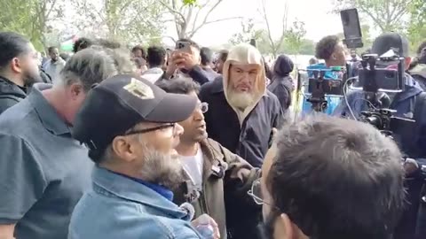 Christian debates Muslim about captive girls #speakerscorner