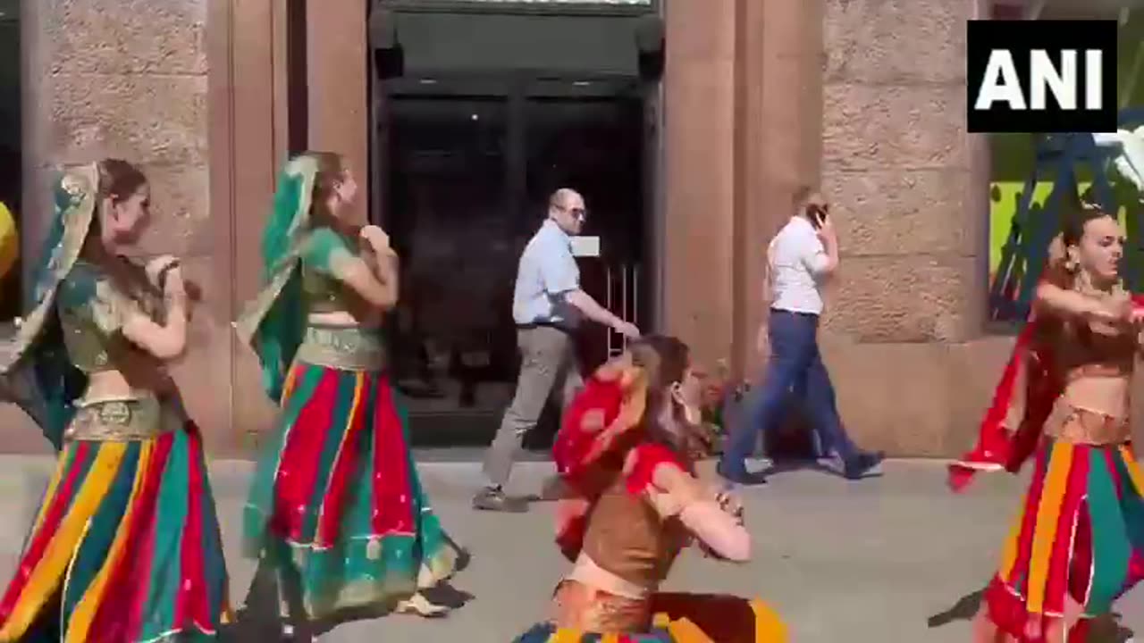 Russian Artists Dance to Hindi Songs in Moscow to Welcome PM Narendra Modi | Modi In Russia |