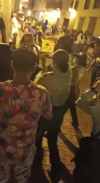 [Video] Policía y turista se enfrentan a golpes en el Centro Histórico