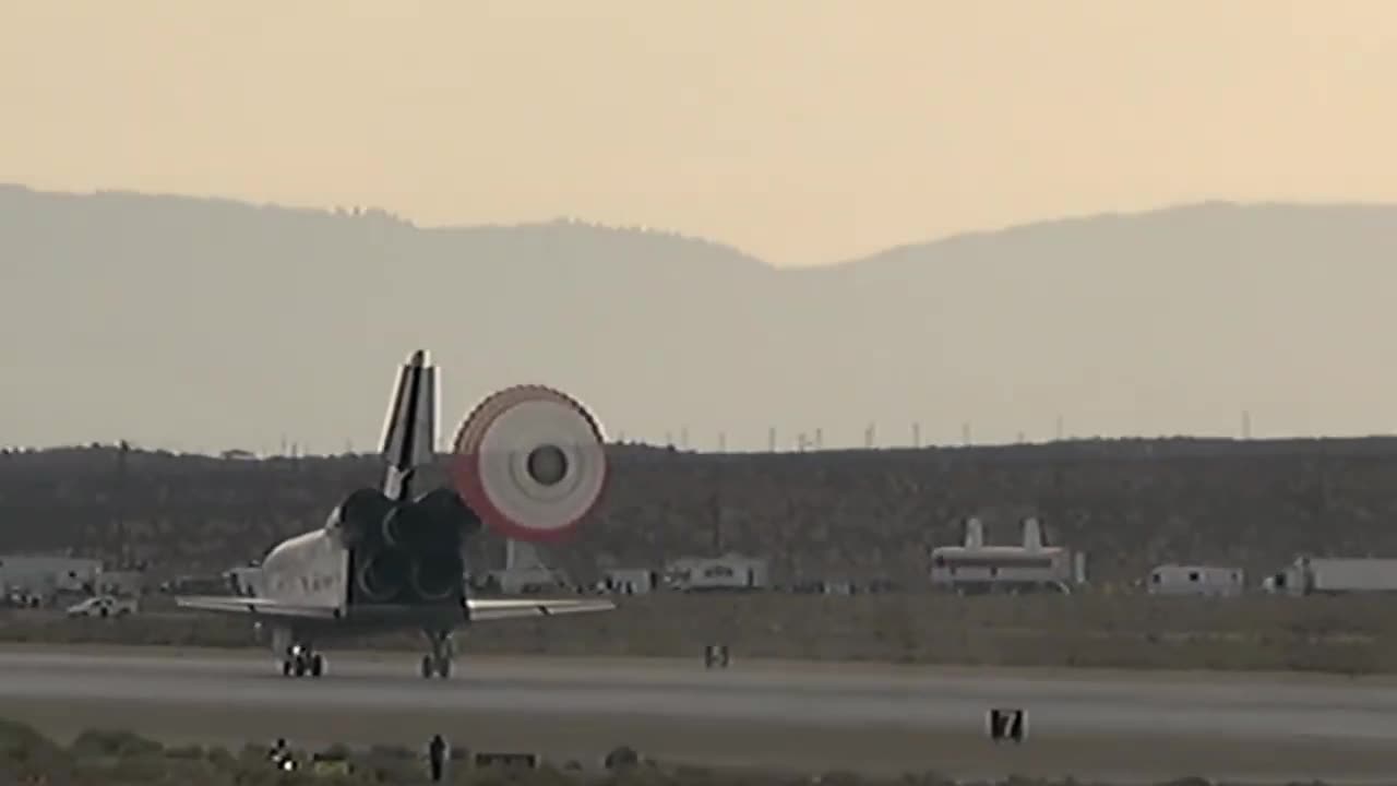 Mesmerizing Shuttle Landing Timelapse: Witness the Graceful Descent and Touchdown