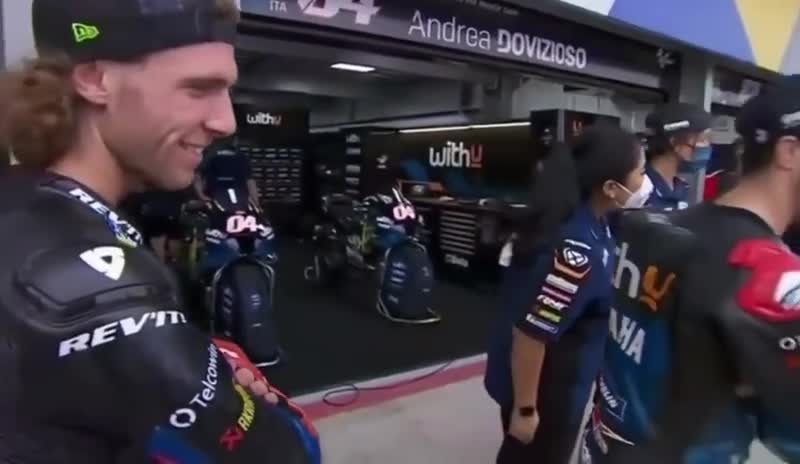 VIRAL !! PAWANG HUJAN INDONESIAN WOMEN ACTION IN MOTOGP MANDALIKA