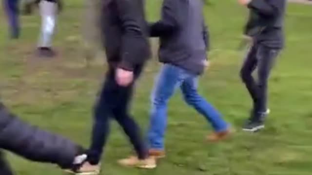 Ragazzi olandesi cacciano ed inseguono agenti Polizia in borghese