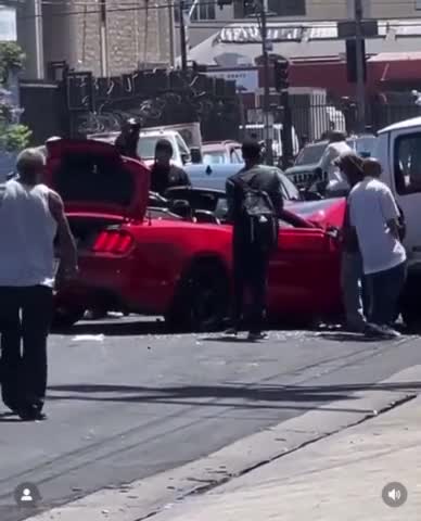 LA Car Gets Looted After Crash By Group
