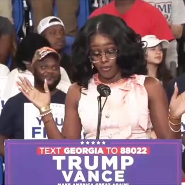 She Uproar The Crowd After Her Comments About Kamala Harris (CC)