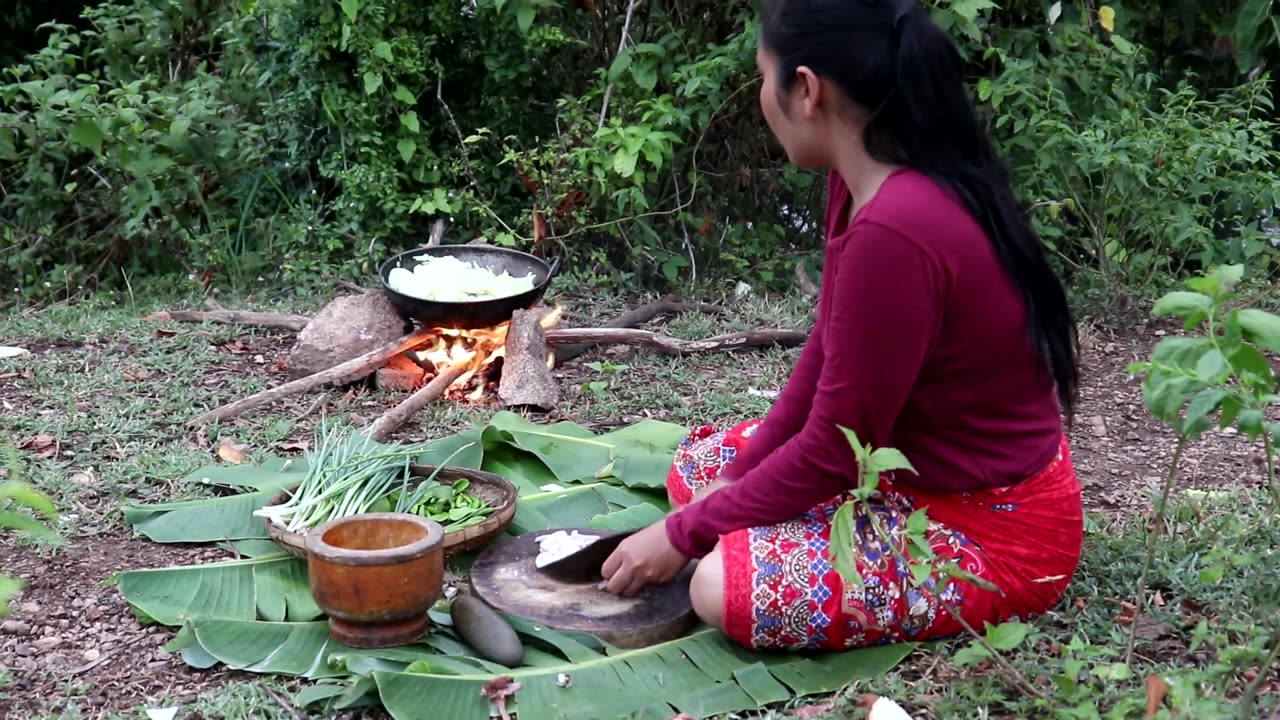 Life in jungle HD - How to Cook chicken with cabbage and Eat with Green Peppers Sauce # 54