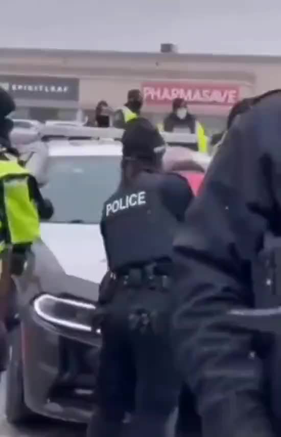 Arresti di Massa In Canada - Trudeau dichiara lo stato di emergenza