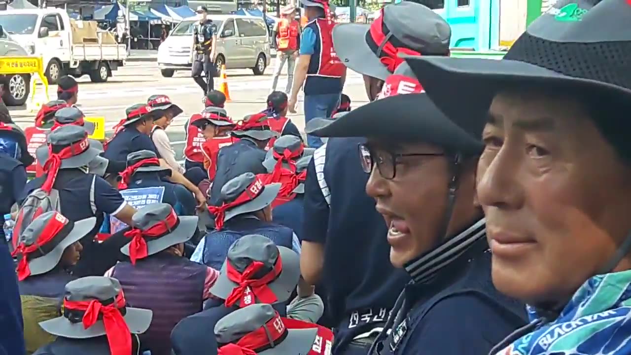 20180913_V3_S01(z3QXFC6zX0Q)사무실로 가는 길에 민노총 집회 현장 발견, 민노총은 무엇을 요구하나_ (2)