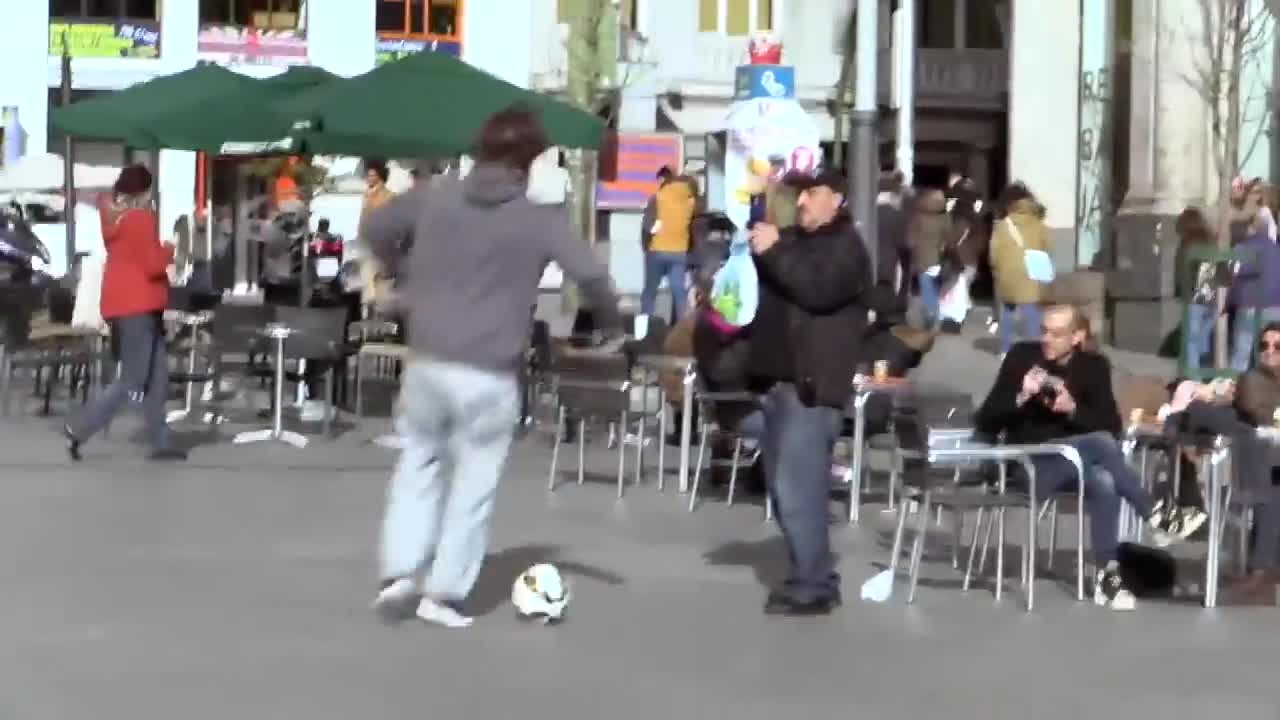 Cristiano Ronaldo se viste de indigente y sorprende a niño