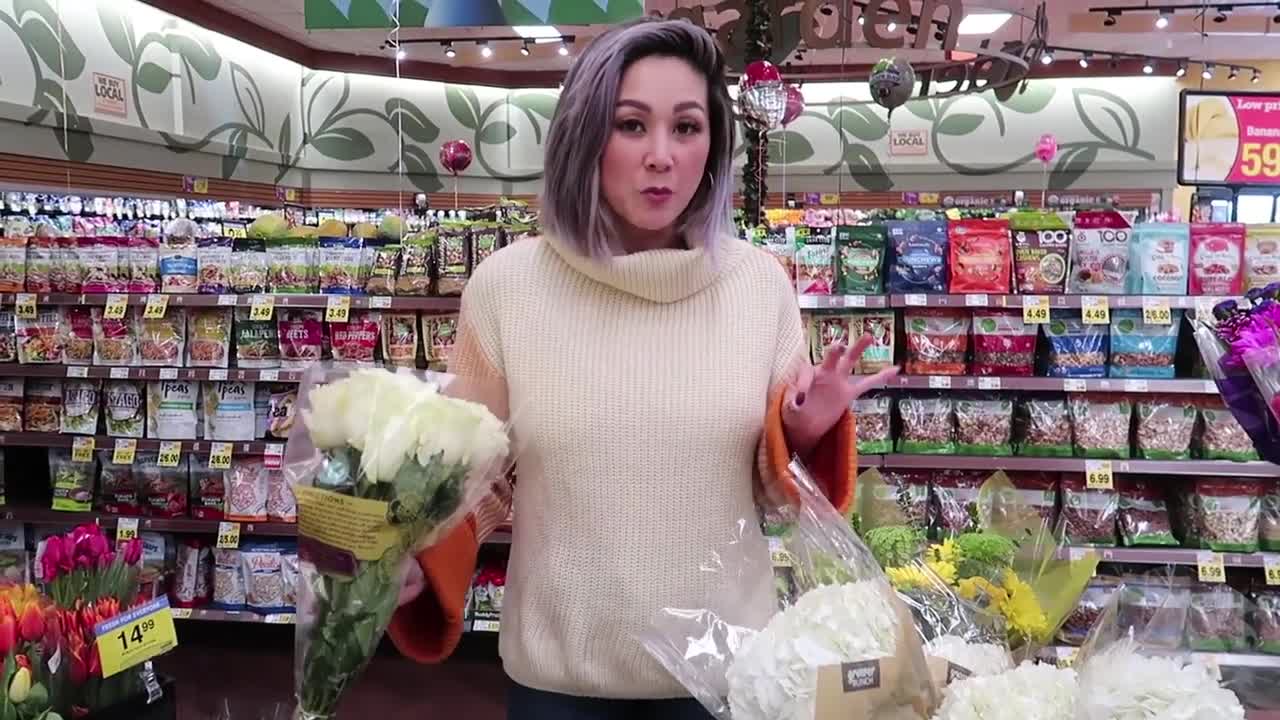 DIY FLOWER ARRANGEMENT under $30 with Grocery Store Flowers | Julie Khuu