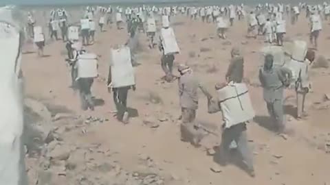 Los egipcios cruzan a Palestina para proporcionar agua, alimentos y suministros al pueblo de Gaza