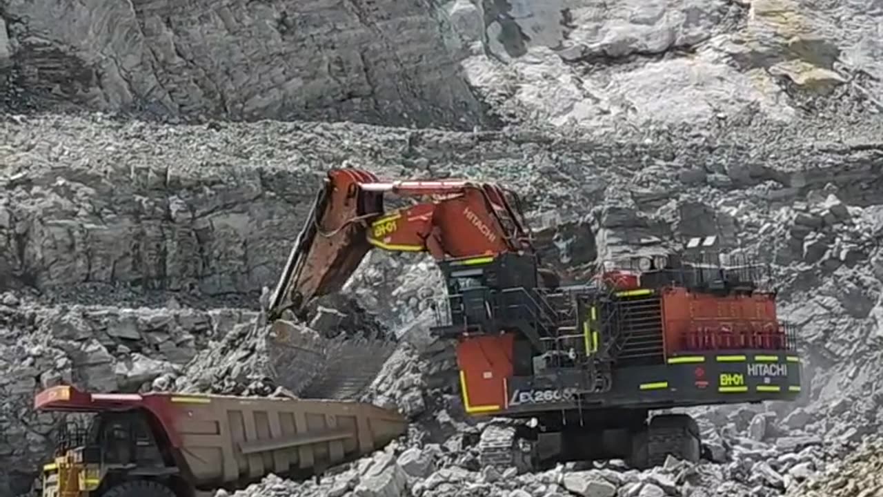 Operation Hitachi hydraulic ecavator at the maraca project in alto horizonte gojas