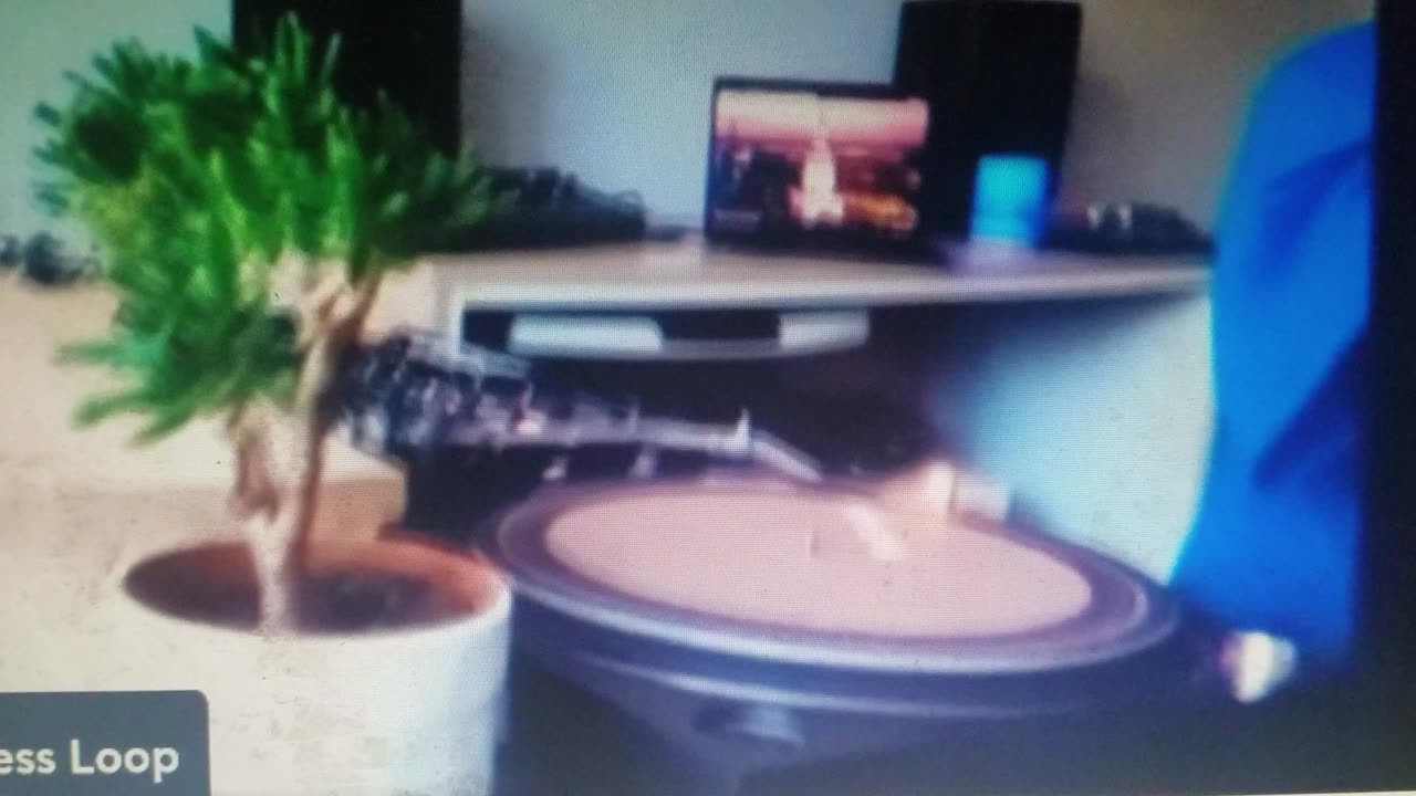 Skattie The Pool Boi Mixing it up on his Technics Turn Tables 🎹🎛🎛