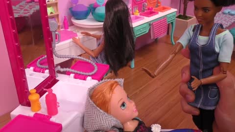 At the Salon ! Elsa and Anna toddlers - haircut - spa - massage - Barbie is the hairstylist - relax