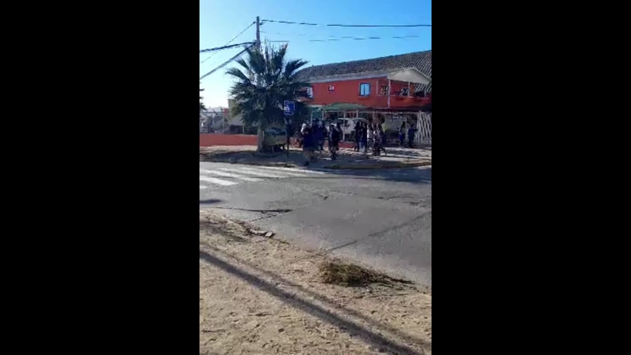 VEHÍCULO CASI ATROPELLA A ESTUDIANTES