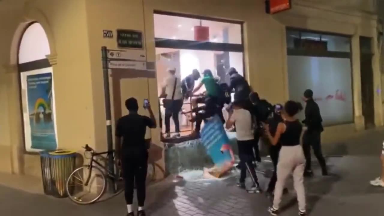 Witajcie uchodźcy!” Francja upadła.