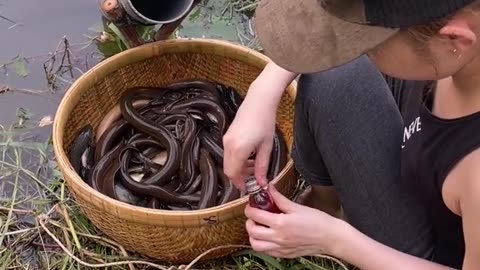 Unbelievable oil fishing technique with the most unique survival skills 😱 #fishing