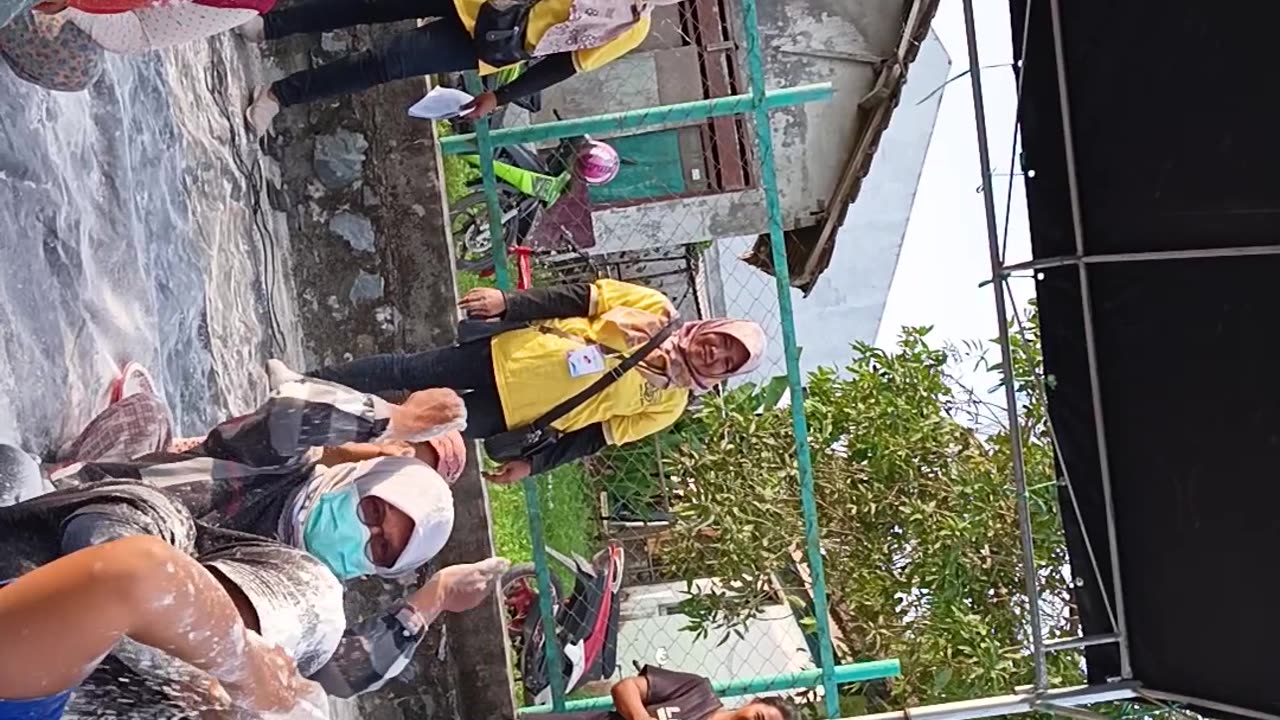 flour throwing competition