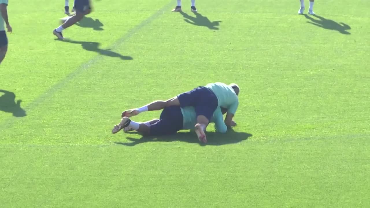 Moment: Casemiro nearly wipes out Richarlison with wild tackle in Brazil training | 2022 World Cup