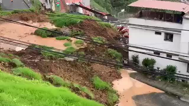Cuatro casas afectadas por derrumbe en La Castellana (Manizales)