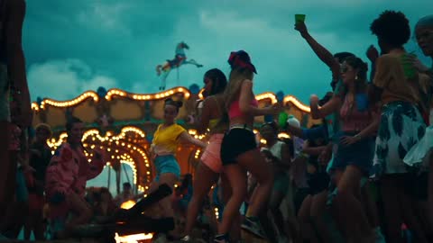 BAD BUNNY - CALLAÍTA (Video Oficial)