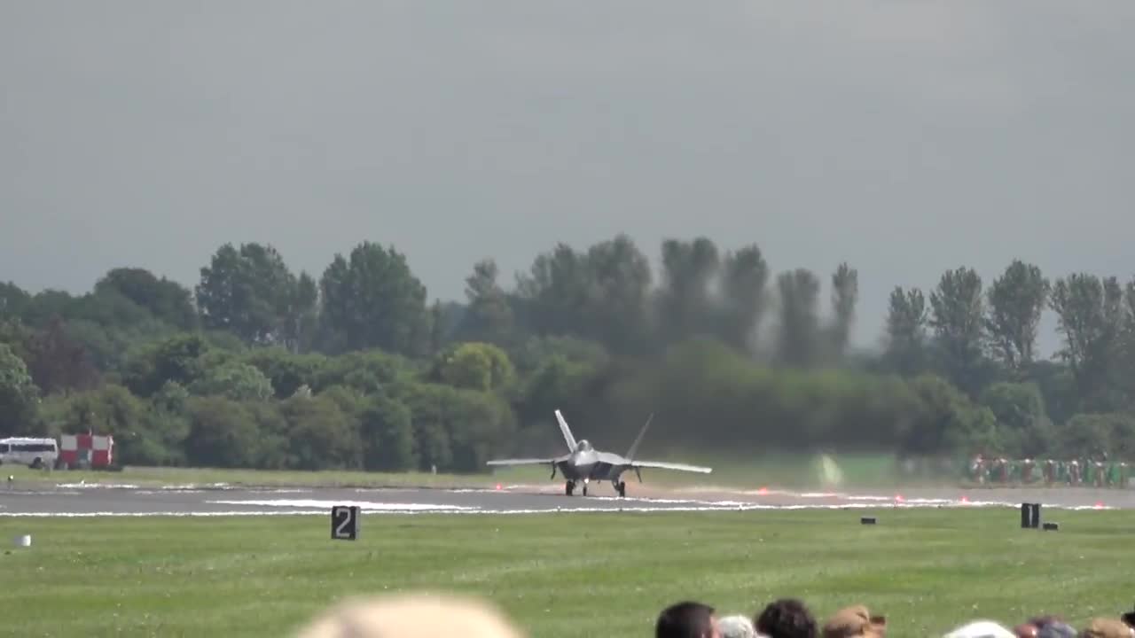 Awesome F-22 Raptor Falls Free-fall from sky in ful control 4kl