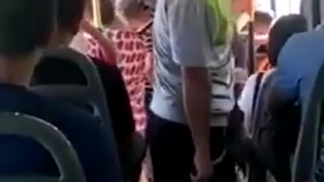 「中国の文化（常識）」グレーの服を着た男性。ゴミ箱があるのにバス車内に、ゴミをポイ捨てする。注意されたからと殴り合いの喧嘩をする。