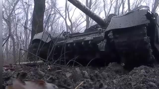 T-72B3 attacking what are supposed to be Ukrainian positions.