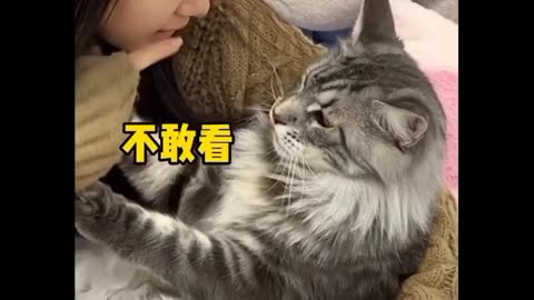 Girl angry 😡 on cute cat 😺