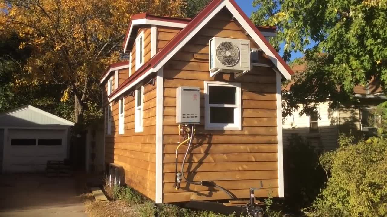 Un couple est prêt a habiter dans une tiny house