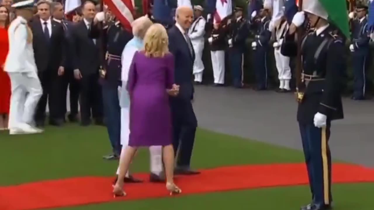 Confused Biden keep holding Indian PM's hand