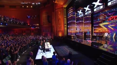 Blind Singer Wins Simon Cowell’s GOLDEN BUZZER on America’s Got Talent 2023!