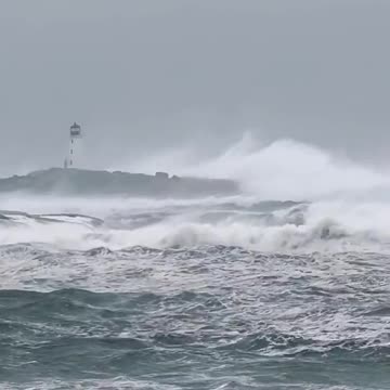 Ondas intensas agitam-se em Peggy's Cove, Nova Escócia!