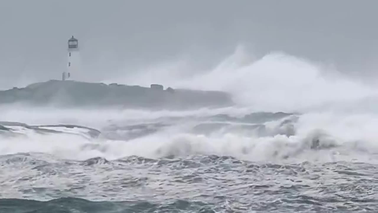 Ondas intensas agitam-se em Peggy's Cove, Nova Escócia!