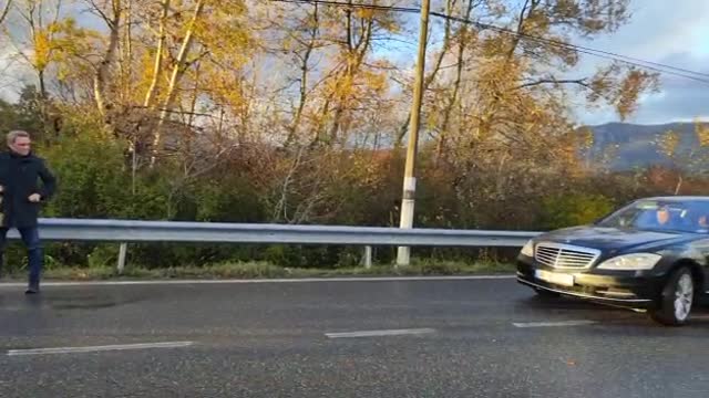 Berisha mbërrin në hyrje të Obotit të vjetër