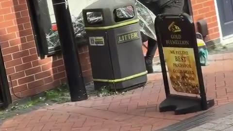 Robbery in UK without any disturbing😳