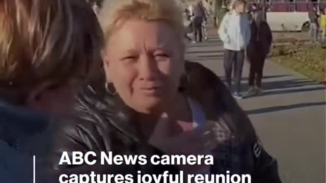 James Longman encounters special moment while interviewing activist in Kherson l ABC News
