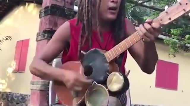 One man band Kristopher from #Brasil 🇧🇷 performs “Could You Be Loved”
