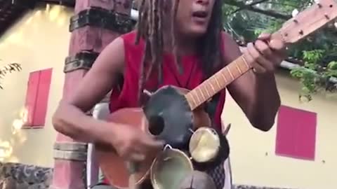 One man band Kristopher from #Brasil 🇧🇷 performs “Could You Be Loved”