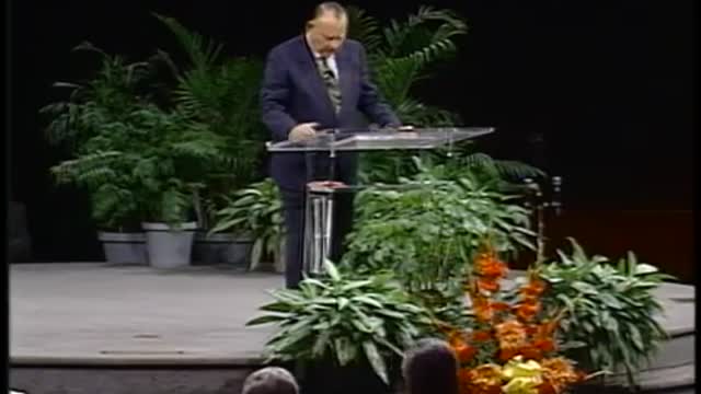 Gifts & Ministries of the Holy Spirit 9 What Are the Gifts of the Holy Spirit Dr. Lester Sumrall