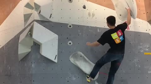 When rock climbing, the center hits the line. These two lines are very tired [sweaty], and the diffi