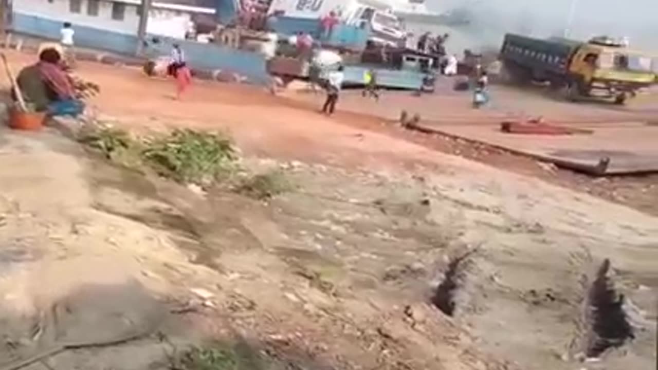 Ship sinking in pier
