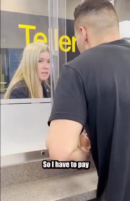 🇦🇺 Withdrawing cash from a bank in Australia.