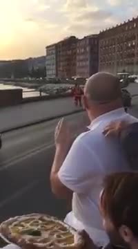 Papa Francisco aceita pizza de um estranho