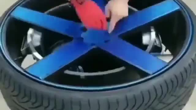 Powerful wheel hub decoration