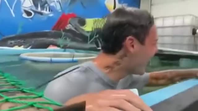 Kid get damaged by fish funny 😀😀😀😀