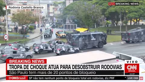 BOLSONARISTA ENFRENTA POLICIA DE CHOQEU EM SAO PAULO