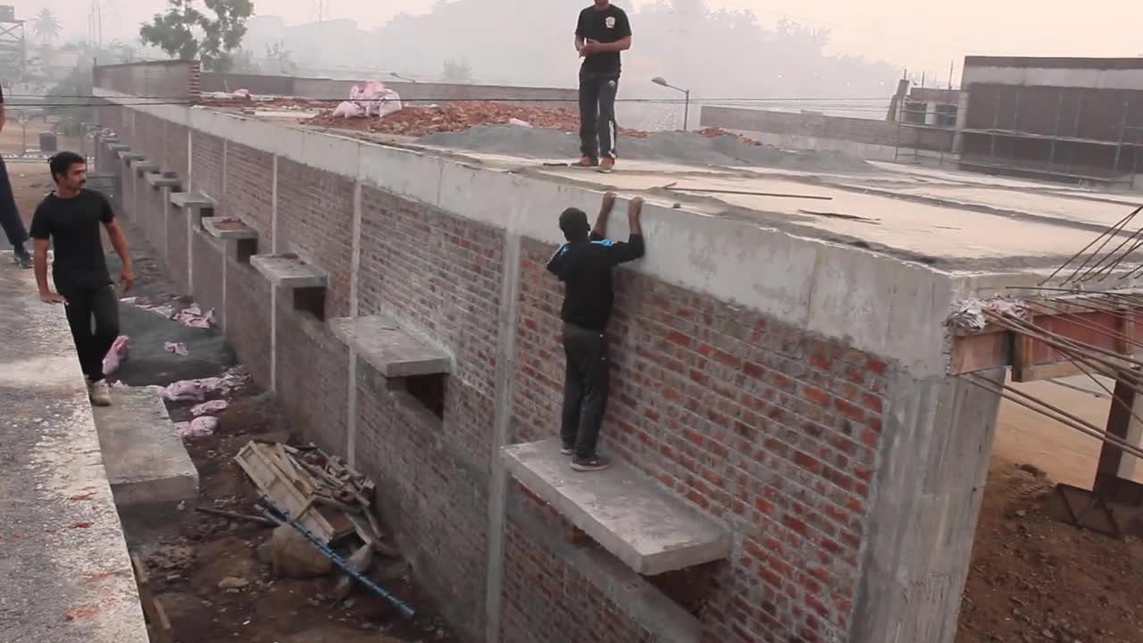 Guy Crashes Into A Wall Jumping Onto A Building - Parkour Fail