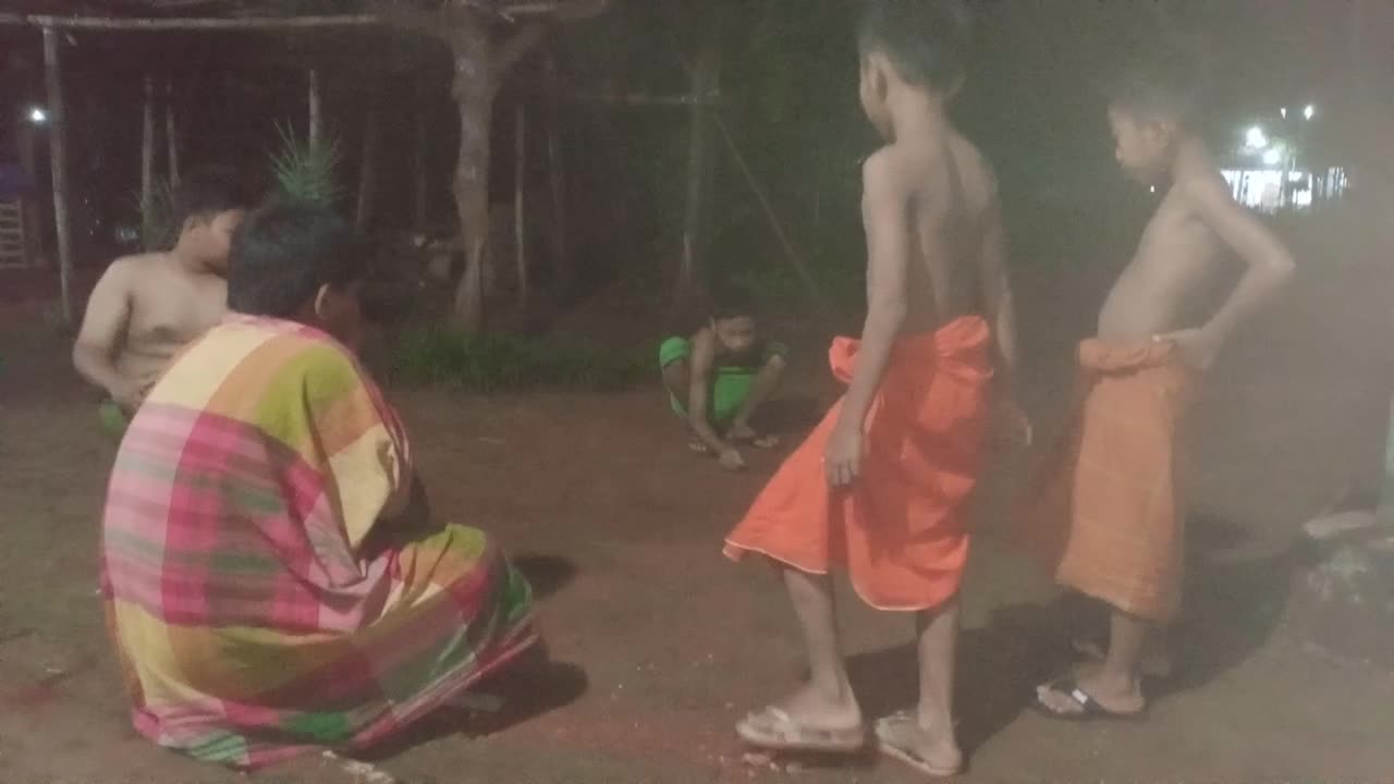 Primitif playing marbels
